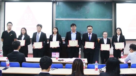 团委书记陈雷为团委新闻中心主要干部及学生会主席团合影留念_副本.jpg
